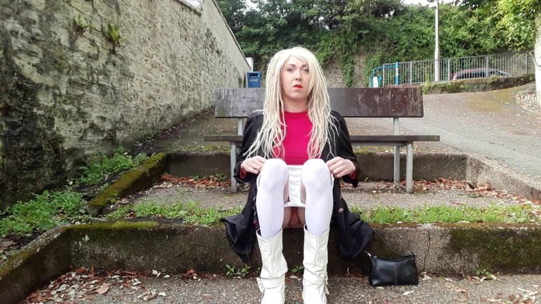 The Midnight Minx: Themidnightminx chilling on a bench