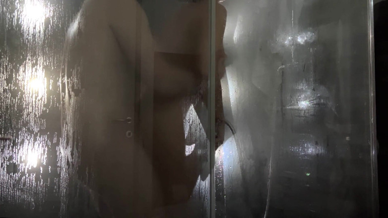 ManMaxCum: Čůrák vklouzl do mýdlové vagíny drobné brunetky