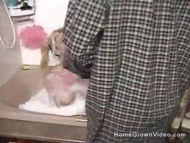 Homegrown Vintage: Blonda Ava cu țâțe mari este futută pentru o ejaculare înăuntru anală