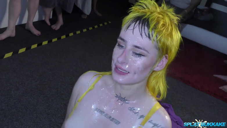 100% Amateur Gangbang and Bukkake from the UK!: Jalang punk berahi Lana Banana mengambil beberapa pancutan muka yang...