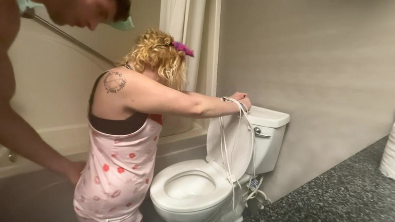 KITTYBOOBOOFUXX: トイレに縛られて