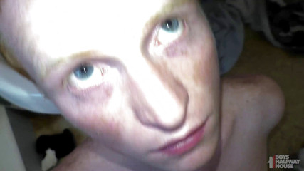 Boys half-way house: Il ragazzo zenzero fatto leccare in bagno in un umiliante...