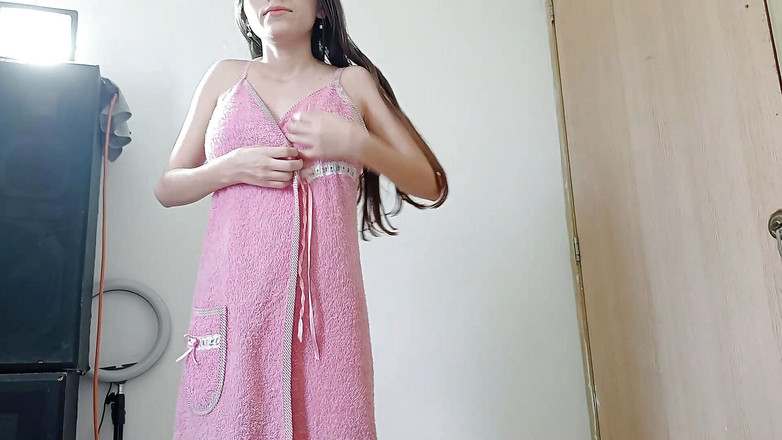 skpro_: Mijn geile stiefzus komt mijn kamer binnen en betrapt me...