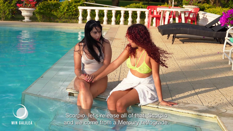 MinGalilea: 泳池里的两个穿着比基尼的女同重口味性爱 - 黑色芭比安英尺 min galilea