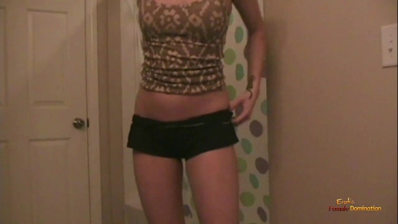 Erotic Female Domination: Ateşli kız tüm değeri için büyük götünü sallıyor