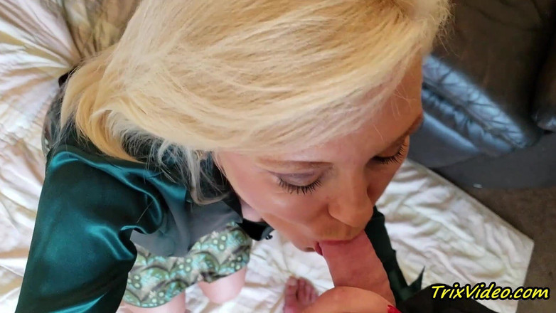 Ms Paris and Friends: 巴黎玫瑰女士的性感缎面和连裤袜实验