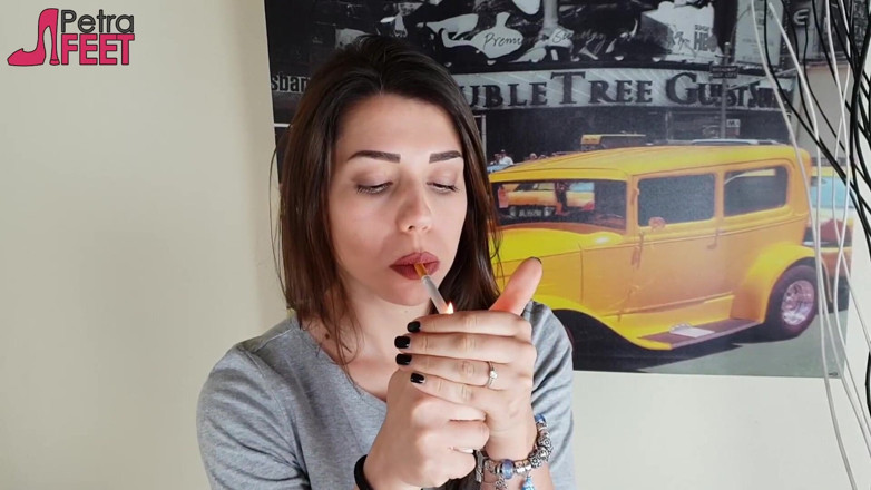 Smokin Fetish: Une superbe brune fume un 000000 Dans sa chambre