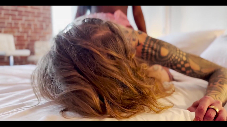 Gray Perrier: Deux Lesbiennes Trans Sexy Baisent En Lingerie Jusqu’à Ce Qu’elle...