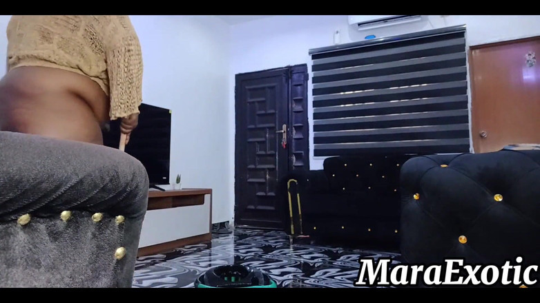 Mara Exotic: Fat Ass Ebony Cleaning Lady Naken hemstädning - Mara Exotic