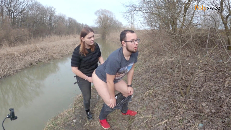 Polly Sweet: ストラップオンでクソしながら車から隠れる