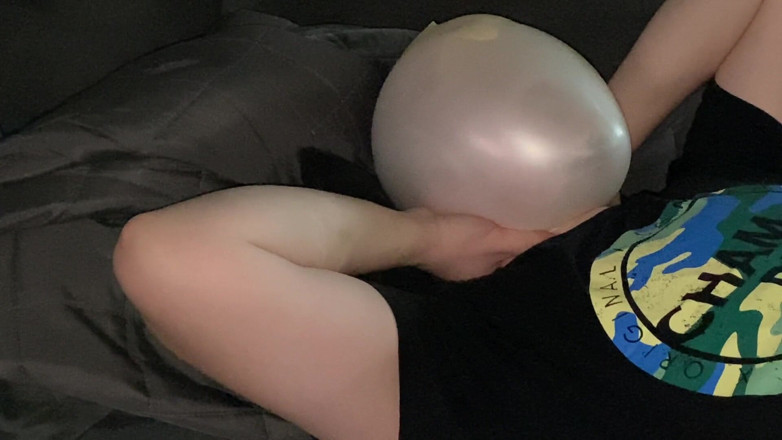 ButHoleDildoLover: My third breathplay - I blow up my latexglove mask