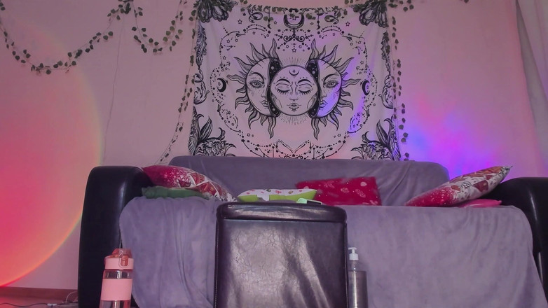 Liberty_Xo: Liberty Xo mengusik dan melompat pada mainan