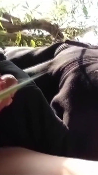Atrapado masturbándome la polla sacando de mis pantalones cortos, espero que se haya ido, para masturbarse de nuevo y correrse al aire libre