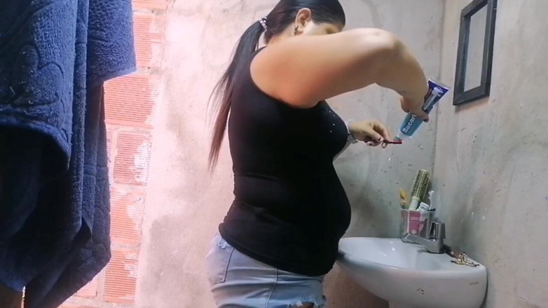 Adribella69: Je Vois Ma Belle-mère En Train De Changer De Vêtements,...