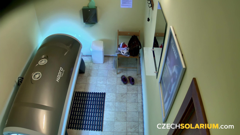 Czech Solarium: Czech Solarium 92: Brunetka cieszy się sesją solarium, miga jej cipkę