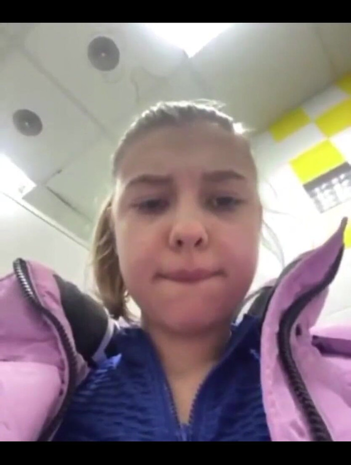 JuiceLussie: Masturbuje v šatně zblízka