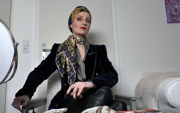 Lady Victoria Valente: 2 Chiếc khăn lụa tạo kiểu