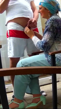 Muzułmańska milfka robi mi ręczną i loda, a potem połyka moje nasienie.