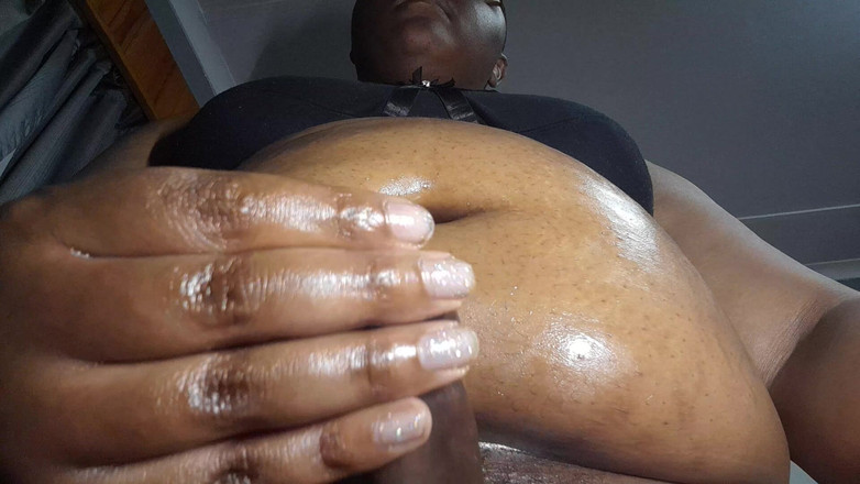 Eleasihle Esma: Une BBW transsexuelle huilée s’amuse toute la nuit, partie 01
