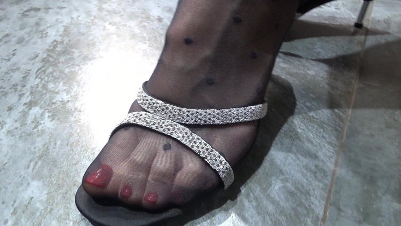 AnnaBUST: Fetiş ayaklarında sandalet deniyor