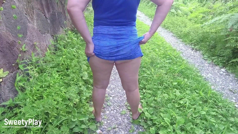 SweetyPlay: Ngintip cewek ini lagi asik jalan-jalan di luar ruangan sambil...