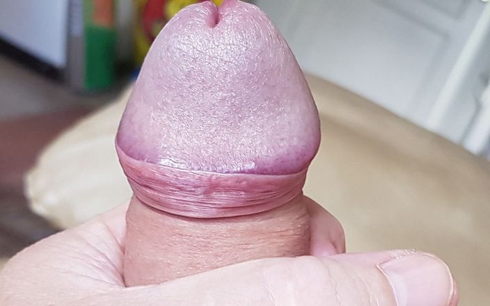 Pellefnatt: Mein freund liegt auf dem bett und wichst seinen schwanz...
