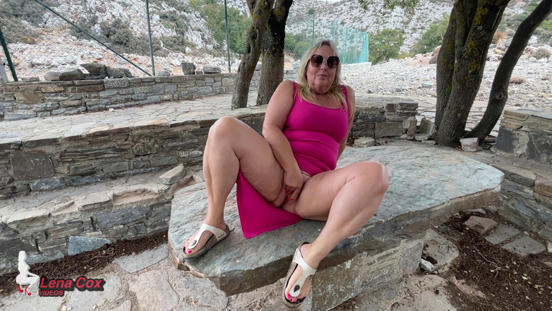 Lena Cox: Lena si istri sange muncrat buru-buru di atas meja