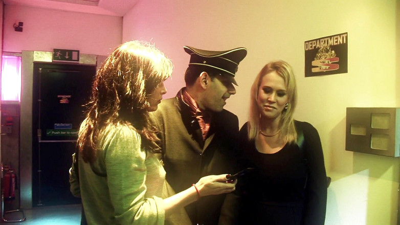 Hot Sex Party: Голодних сучок трахає кусень у ліфті