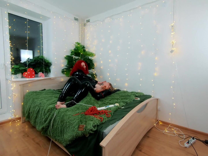 Arya Grander: Video dietro le quinte di divertimento fetish lesbico. Vestiti in...