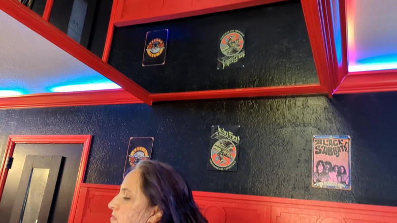 Always Fun No Pants: Hete Vrouw Sluit Cuckold Op En Toont Outfit!