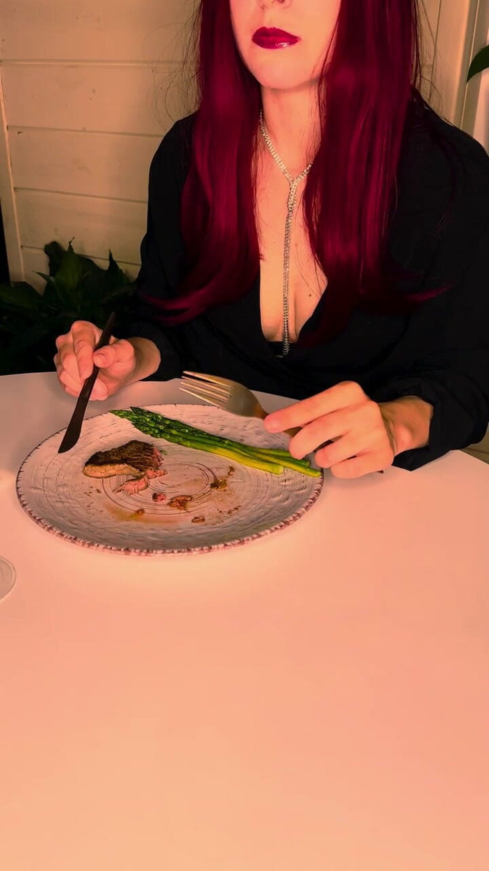 Lady Anna: 和你共进晚餐。牛排与芦笋