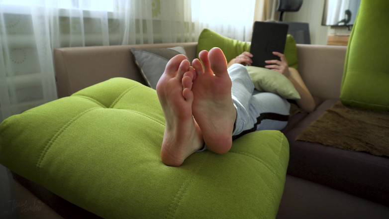 Teasecombo 4K: Heißes mädchen neckt ihre sexy füße, echt amateur, selbstgedreht