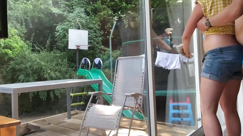 AcDcLovers: Hausputzfrau ließ ihn sie ficken, während sie fenster putzt