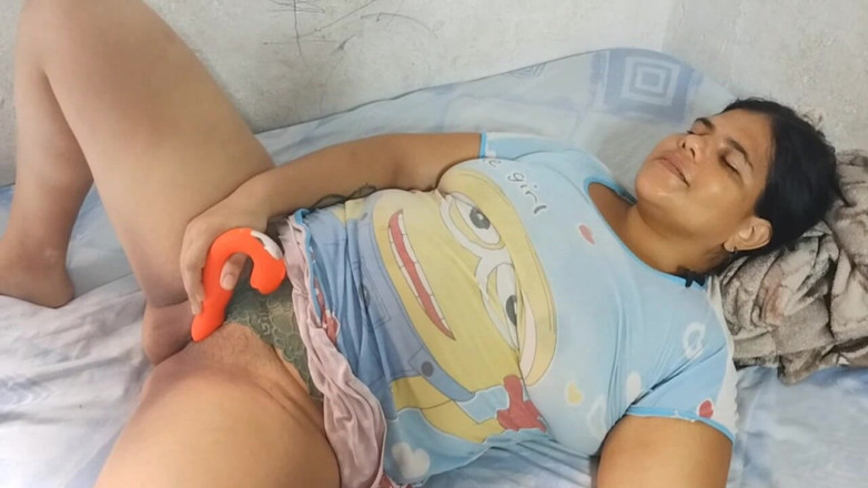 Adribella69: Латина с большой задницей мастурбирует своим вибратором, думая о своем пасыноке