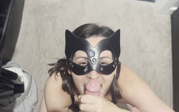 gabriellablows: La fidanzata traditrice si nasconde nell'armadio per succhiare il cazzo...