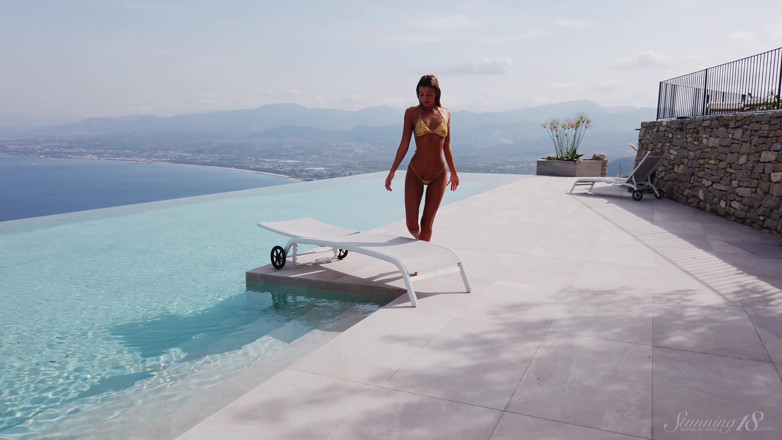 Stunning18: Swimming Pool Above the Sea