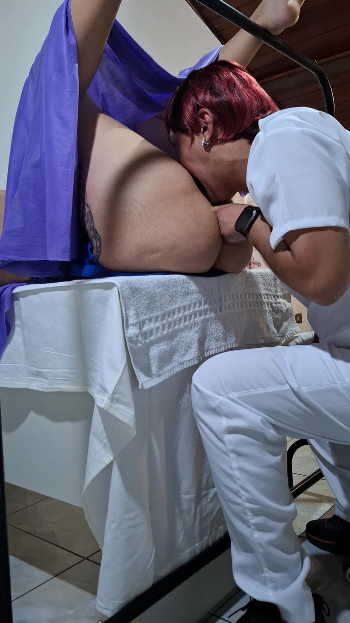 Gabi SweetCouplesStories: Jinekolojik muayene hastanın orgazmı ve doktorun boşalmasıyla bitiyor