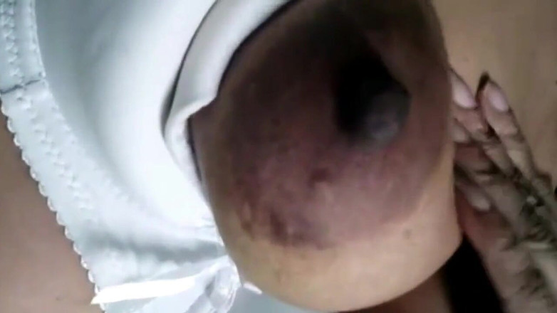 Miya White: Moglie sexy indiana che mostra tette e si masturba di...