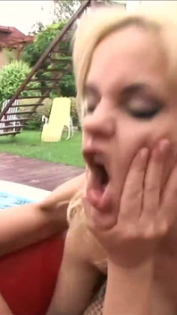 Lezbiyenler Valentine ve Silver büyük bir yarak ve oyuncaklarla üçlü seks yapıyor