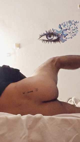 Grayalpha: Evde yalnız yatakta azgın