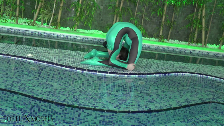 Flexilady: Surprise in the Hotel Pool