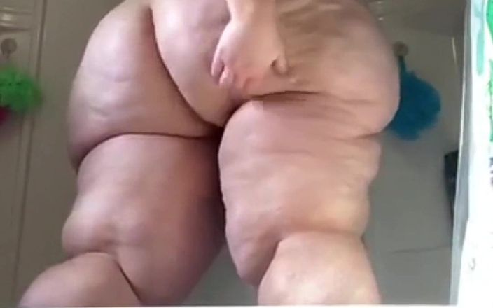 Big beautiful BBC sluts: Толстушка с восхитительной попкой Трясет моей большой попкой в ванной
