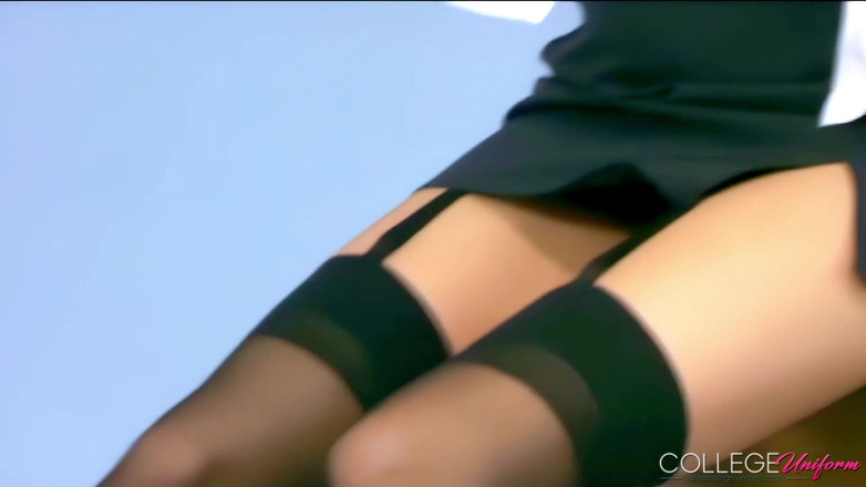 College Uniform: 丝袜和制服以fiona g为特色