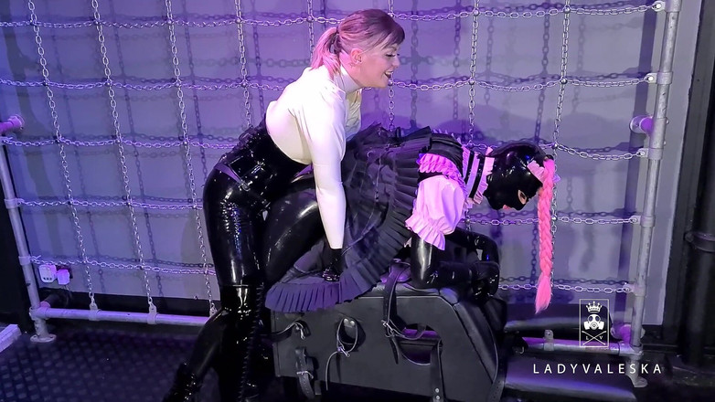 Lady Valeska: Lady Valeska乱搞她的橡胶多莉