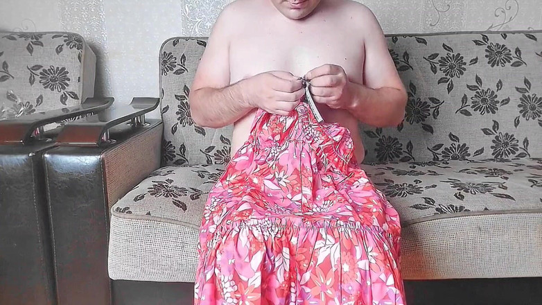 Kitty_Cross: 可爱的 Femboy 躺在沙发上，双腿交叉