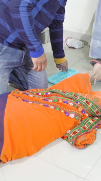 Bhabhi saree comel bernakal dengan abang iparnya untuk seks dubur kasar dan keras selepas urutan ais di belakangnya di Hindi