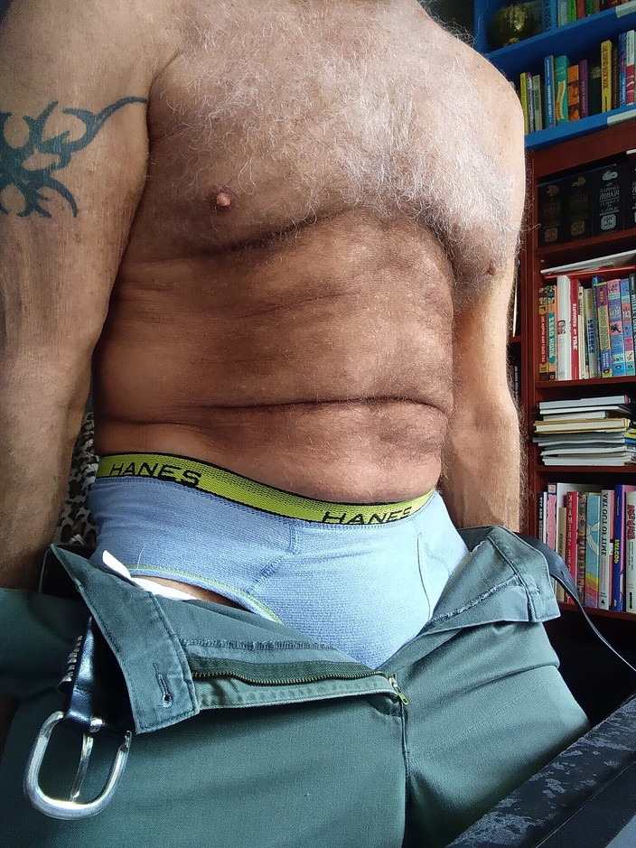 Mr hairy gardener: Baise au bureau - il me menace de me virer si...