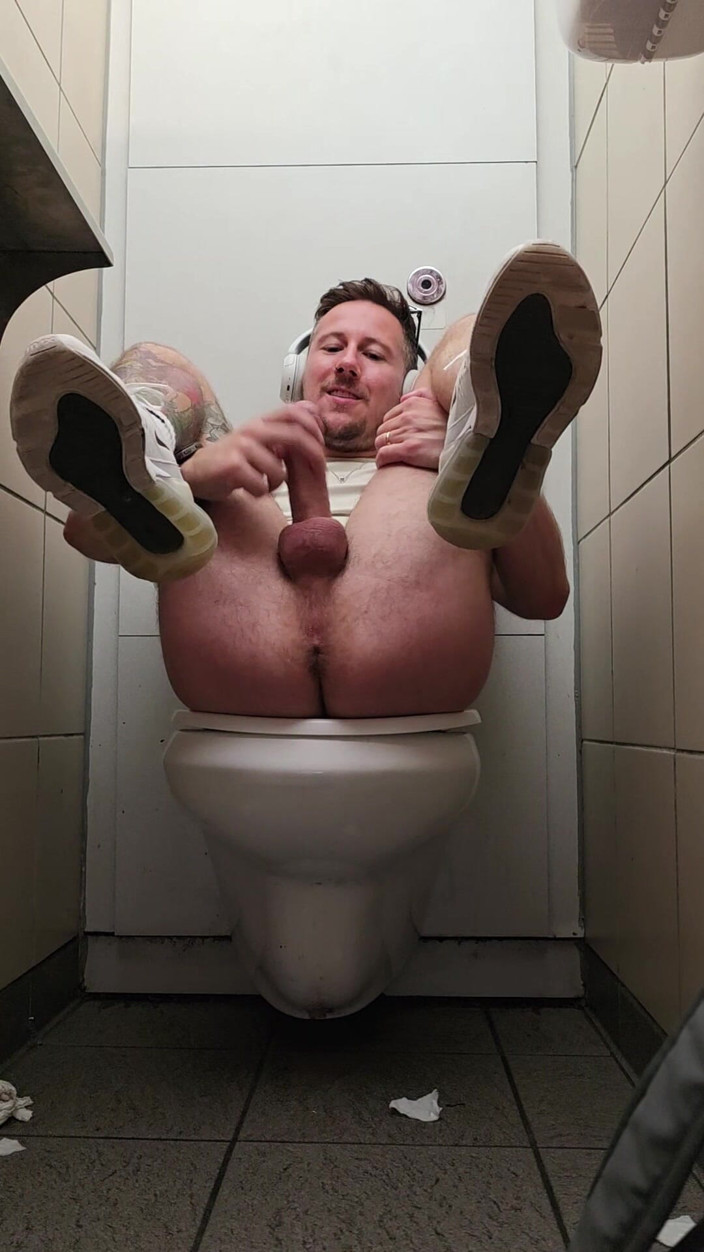 gaynaughtywelsh: Игра в общественном туалете