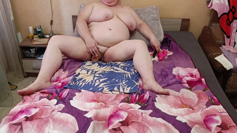 Zona901: Insaziabile suocera si masturba la figa con dei sex toys...