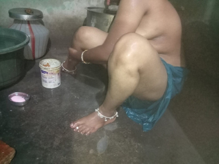 Priyanka314: お風呂に入っている妻の乳房を鷲掴みにする旦那